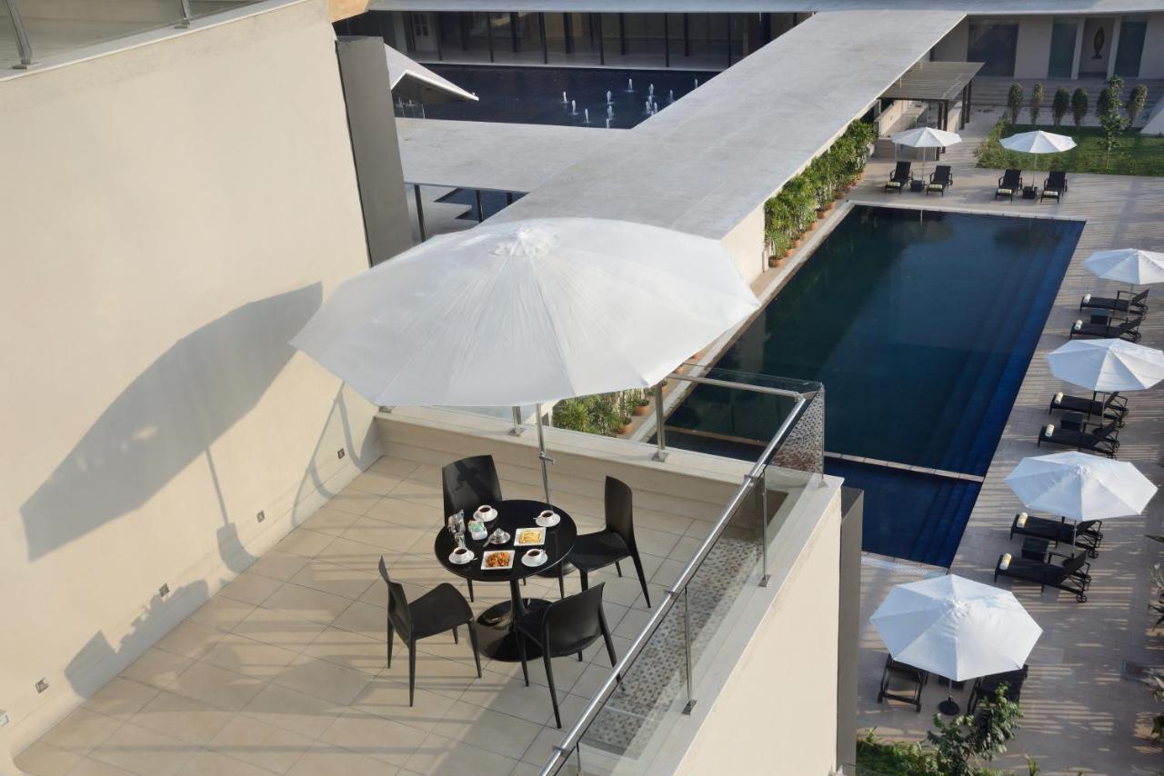 Marasa Sarovar Premiere Tirupati Exteriér fotografie The pool at the hotel
