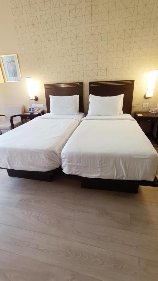 Marasa Sarovar Premiere Tirupati Exteriér fotografie Two single beds