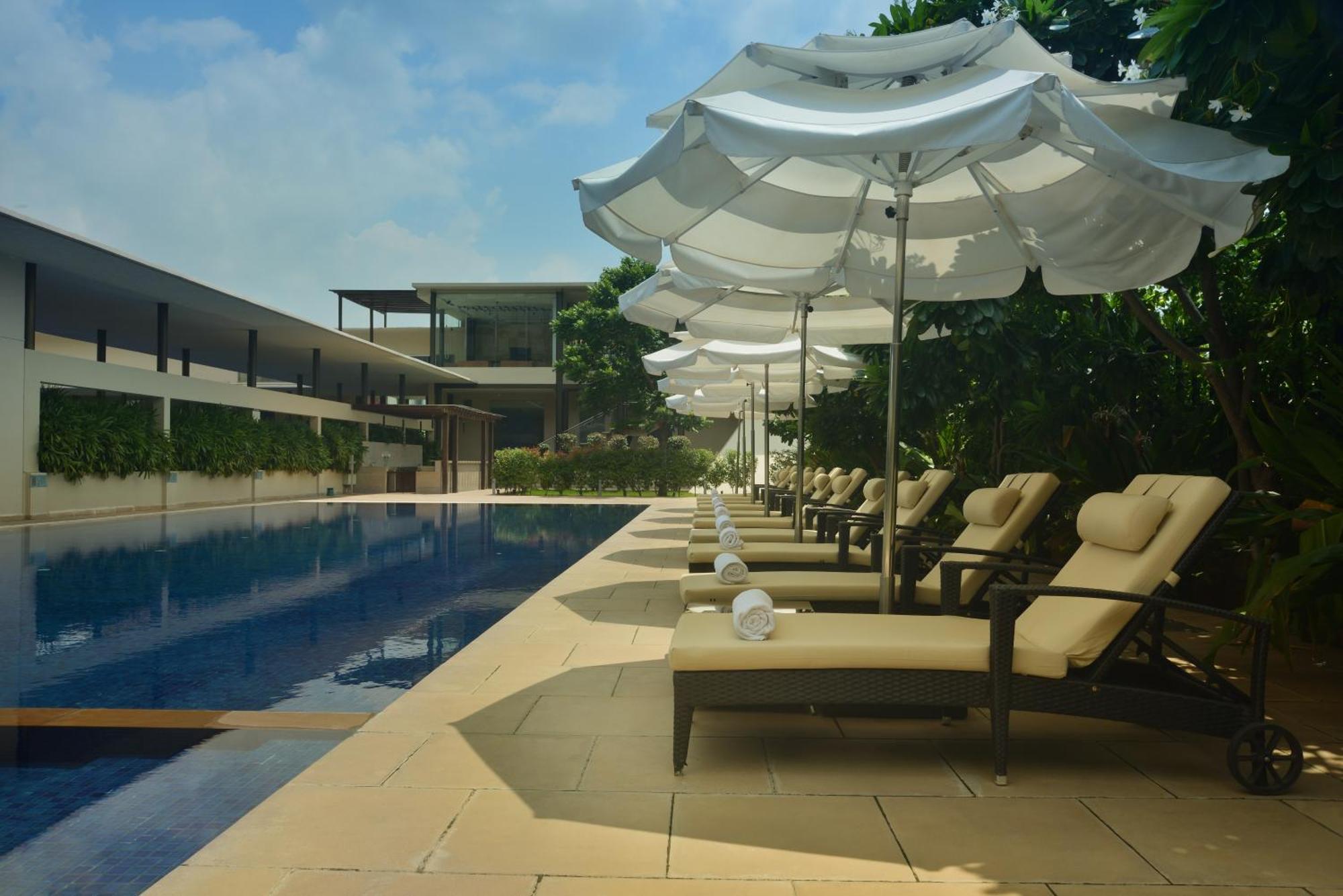 Marasa Sarovar Premiere Tirupati Exteriér fotografie The pool at the Park