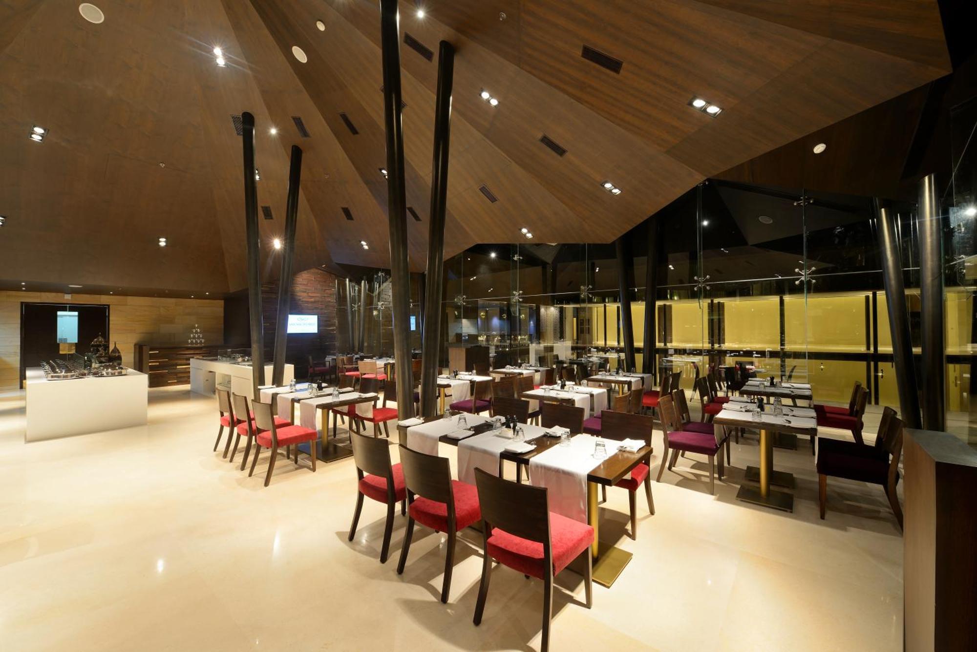 Marasa Sarovar Premiere Tirupati Exteriér fotografie The restaurant
