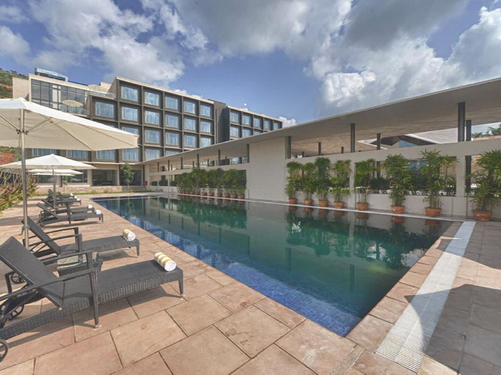 Marasa Sarovar Premiere Tirupati Exteriér fotografie The swimming pool at the hotel