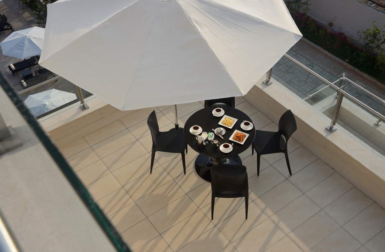 Marasa Sarovar Premiere Tirupati Exteriér fotografie A patio umbrella