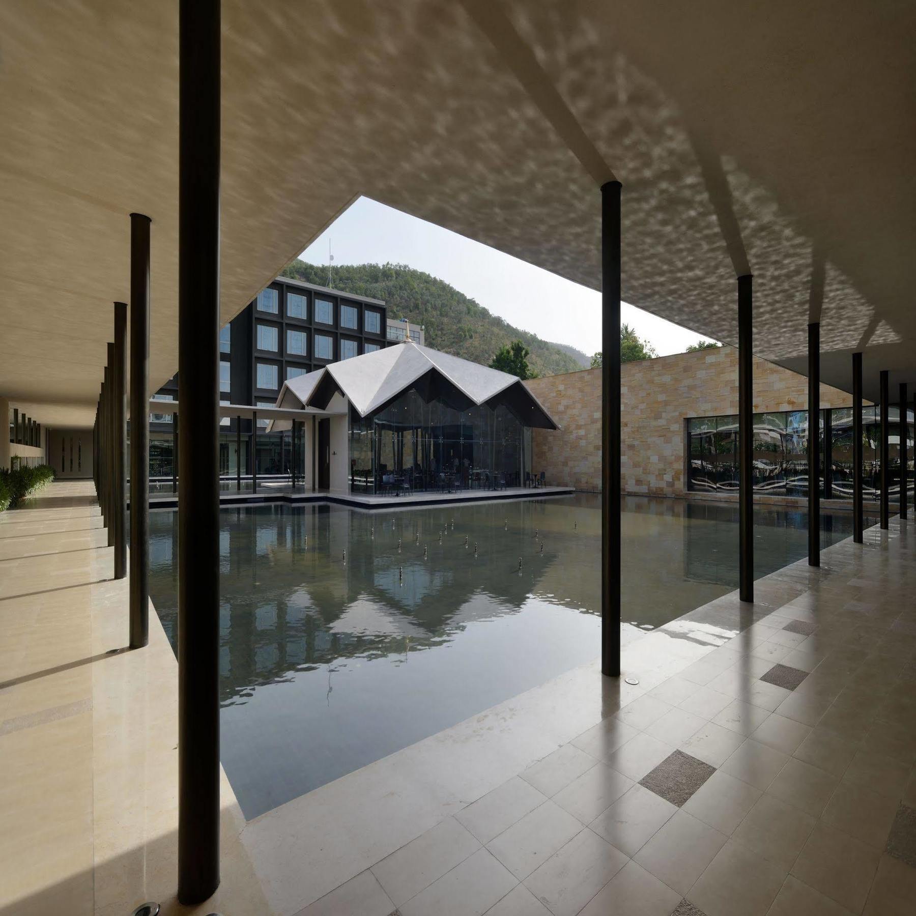 Marasa Sarovar Premiere Tirupati Exteriér fotografie The hotel's interior